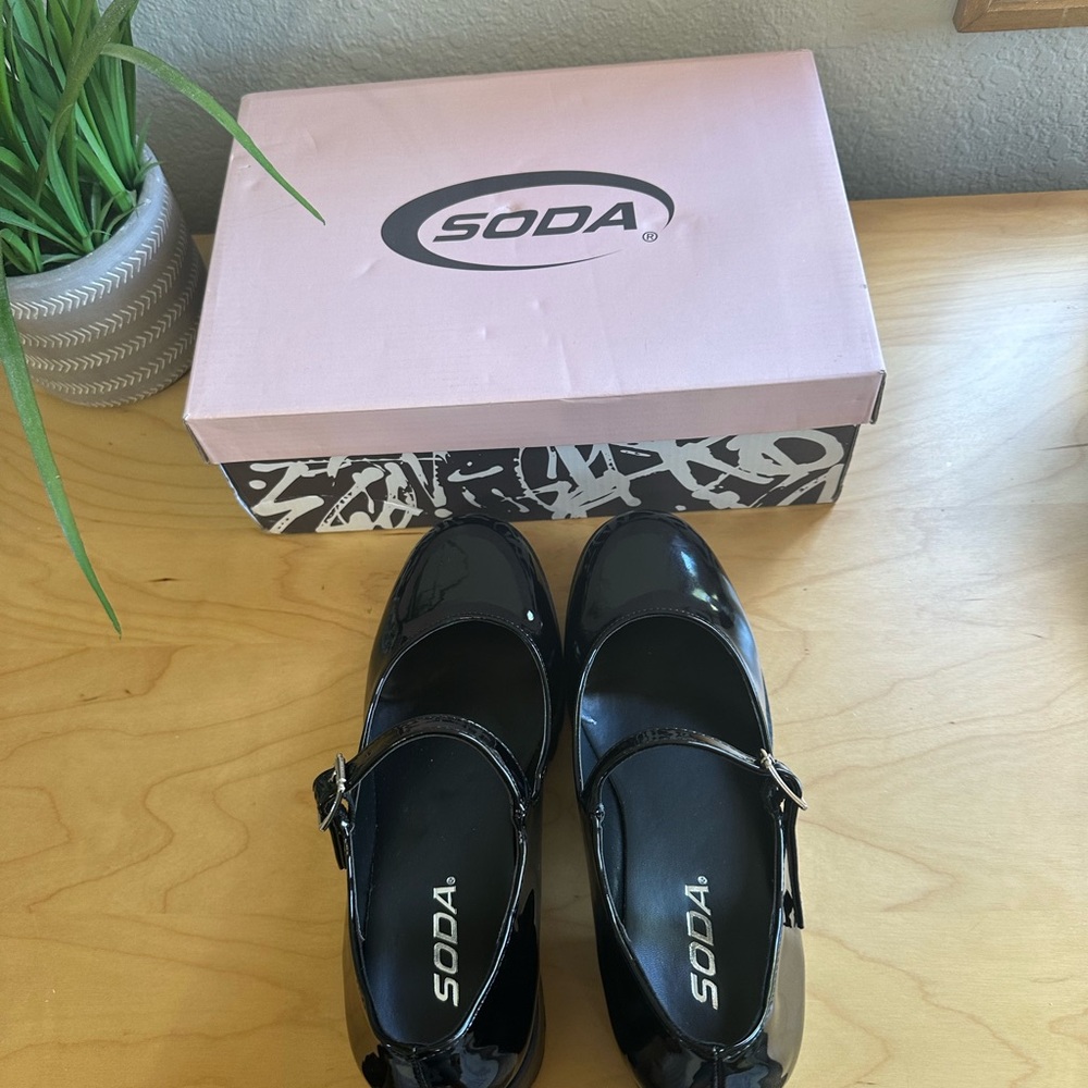 Black Patent Leather Mary Jane Shoes - Picture 3 of 5